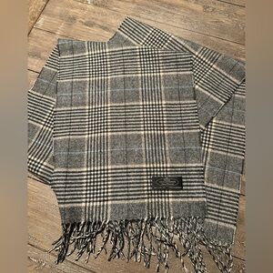 100% Cashmere Plaid Fringe Scarf in Gray and Tan